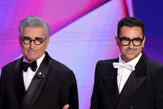 Os apresentadores Eugene Levy e Dan Levy falam no palco durante o 76º Primetime Emmy Awards